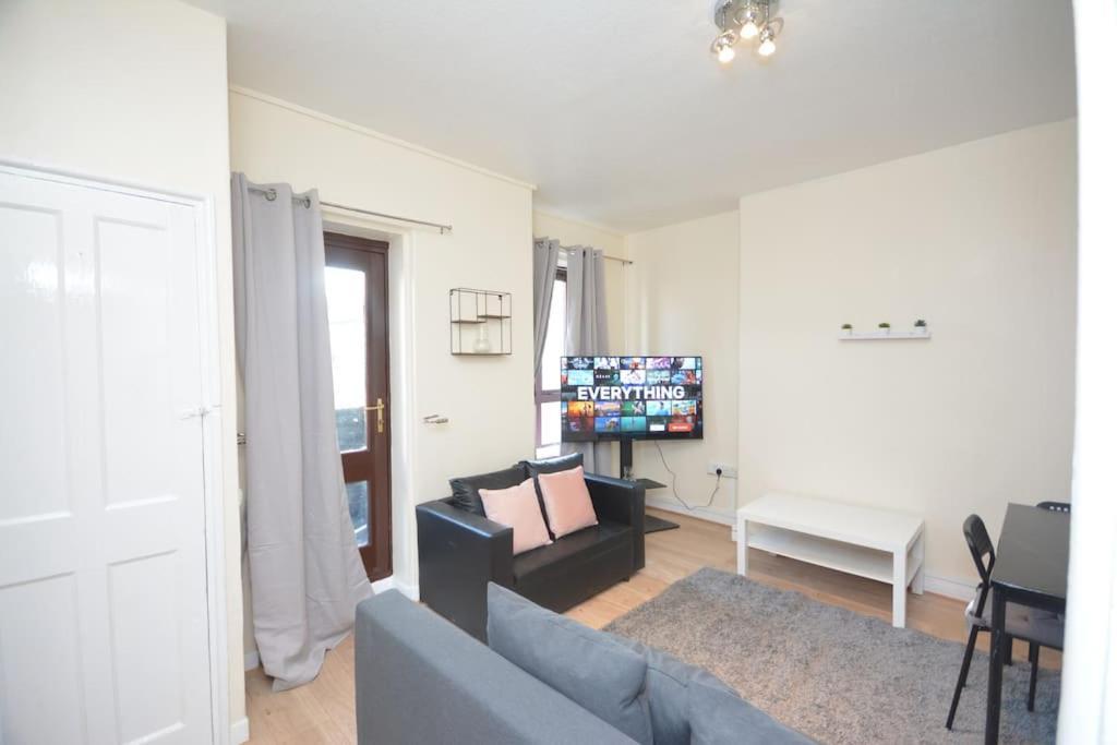 Lovely 4 Bedroom Apartment Close To The City Walking Distance From The Rivere View ロンドン エクステリア 写真