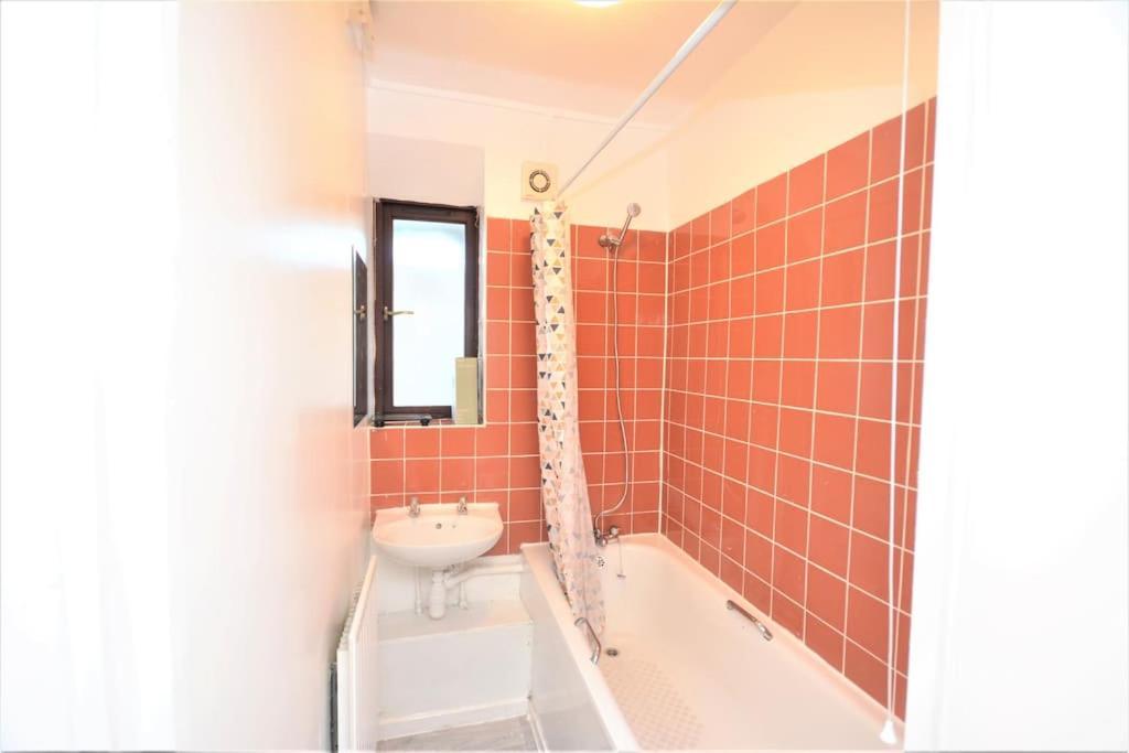 Lovely 4 Bedroom Apartment Close To The City Walking Distance From The Rivere View ロンドン エクステリア 写真