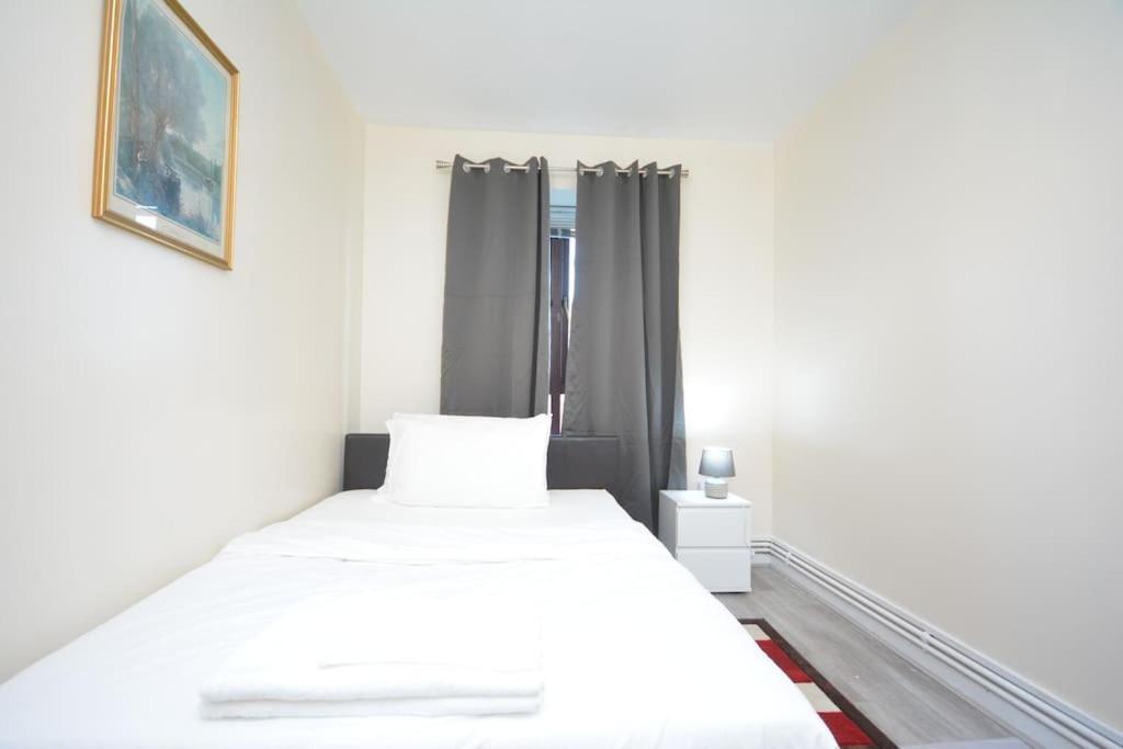 Lovely 4 Bedroom Apartment Close To The City Walking Distance From The Rivere View ロンドン エクステリア 写真