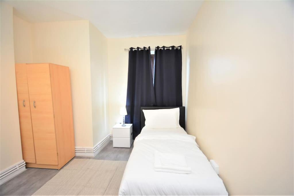 Lovely 4 Bedroom Apartment Close To The City Walking Distance From The Rivere View ロンドン エクステリア 写真