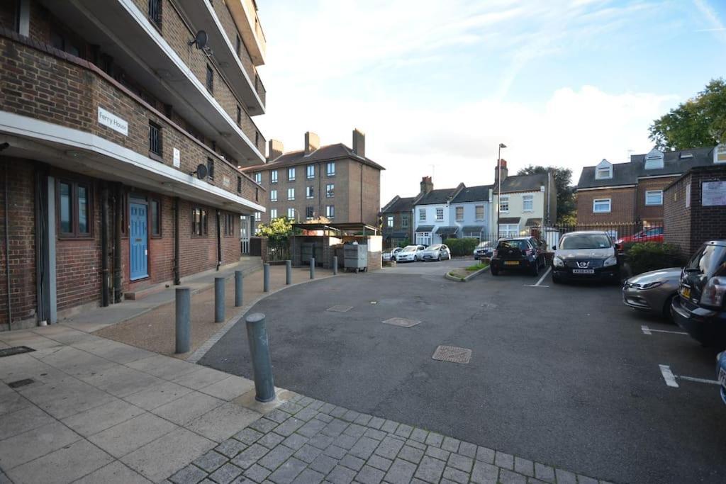 Lovely 4 Bedroom Apartment Close To The City Walking Distance From The Rivere View ロンドン エクステリア 写真