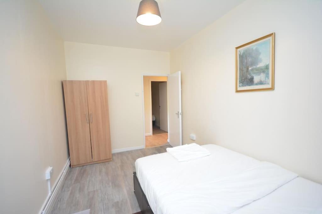 Lovely 4 Bedroom Apartment Close To The City Walking Distance From The Rivere View ロンドン エクステリア 写真
