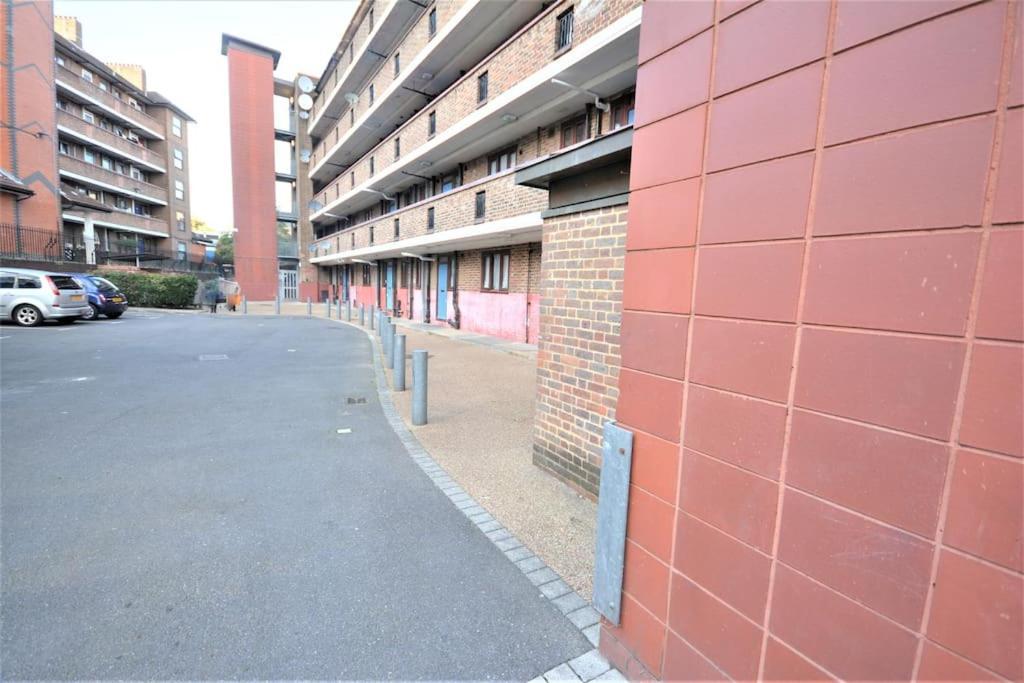 Lovely 4 Bedroom Apartment Close To The City Walking Distance From The Rivere View ロンドン エクステリア 写真