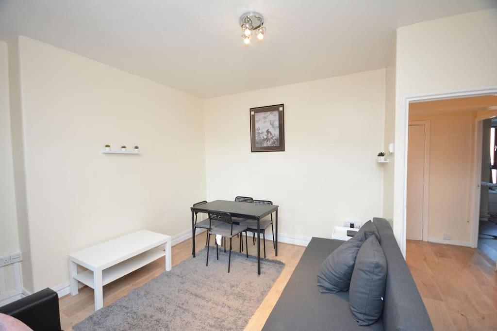 Lovely 4 Bedroom Apartment Close To The City Walking Distance From The Rivere View ロンドン エクステリア 写真