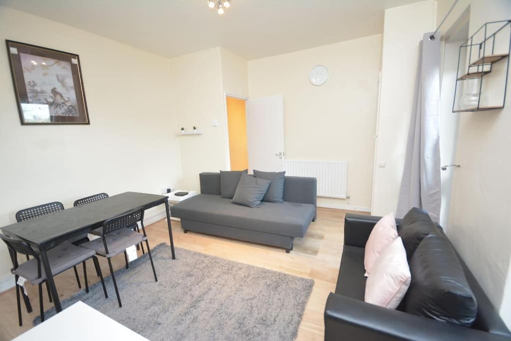 Lovely 4 Bedroom Apartment Close To The City Walking Distance From The Rivere View ロンドン エクステリア 写真
