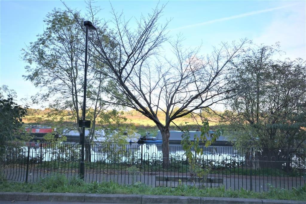 Lovely 4 Bedroom Apartment Close To The City Walking Distance From The Rivere View ロンドン エクステリア 写真