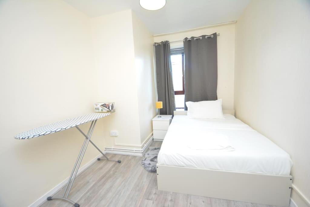 Lovely 4 Bedroom Apartment Close To The City Walking Distance From The Rivere View ロンドン エクステリア 写真