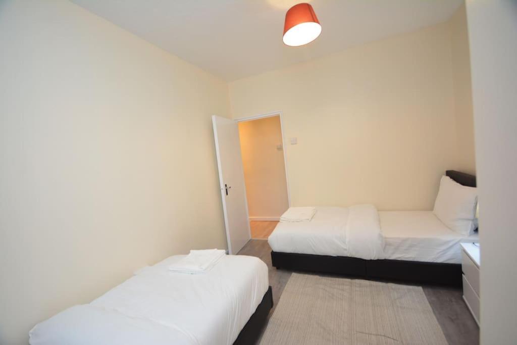 Lovely 4 Bedroom Apartment Close To The City Walking Distance From The Rivere View ロンドン エクステリア 写真