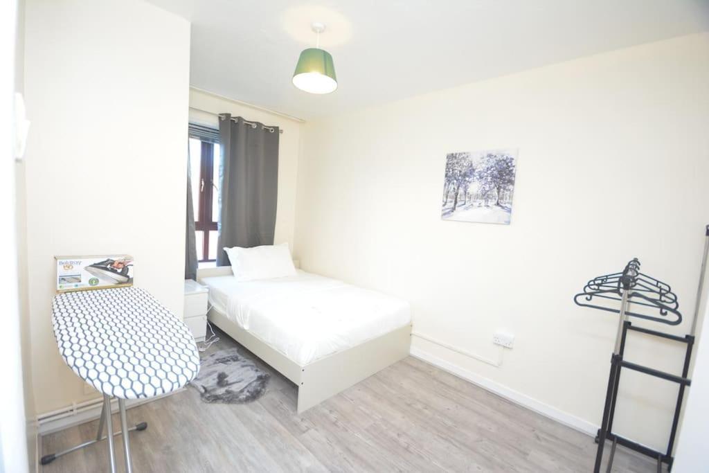 Lovely 4 Bedroom Apartment Close To The City Walking Distance From The Rivere View ロンドン エクステリア 写真