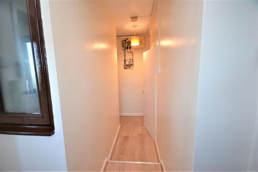 Lovely 4 Bedroom Apartment Close To The City Walking Distance From The Rivere View ロンドン エクステリア 写真