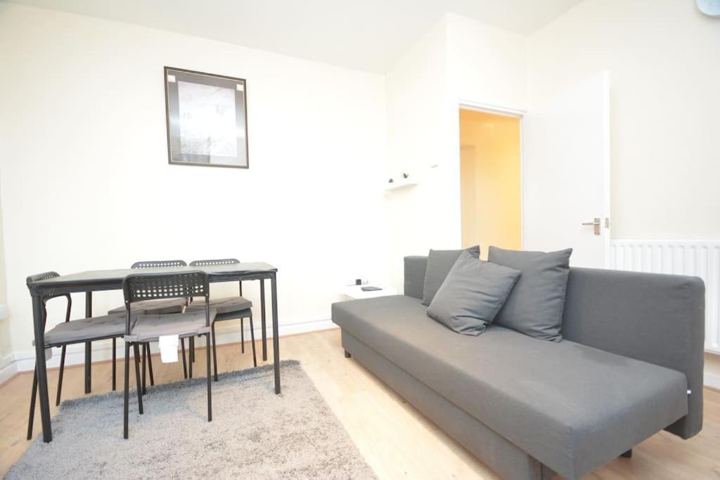 Lovely 4 Bedroom Apartment Close To The City Walking Distance From The Rivere View ロンドン エクステリア 写真