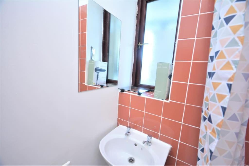 Lovely 4 Bedroom Apartment Close To The City Walking Distance From The Rivere View ロンドン エクステリア 写真